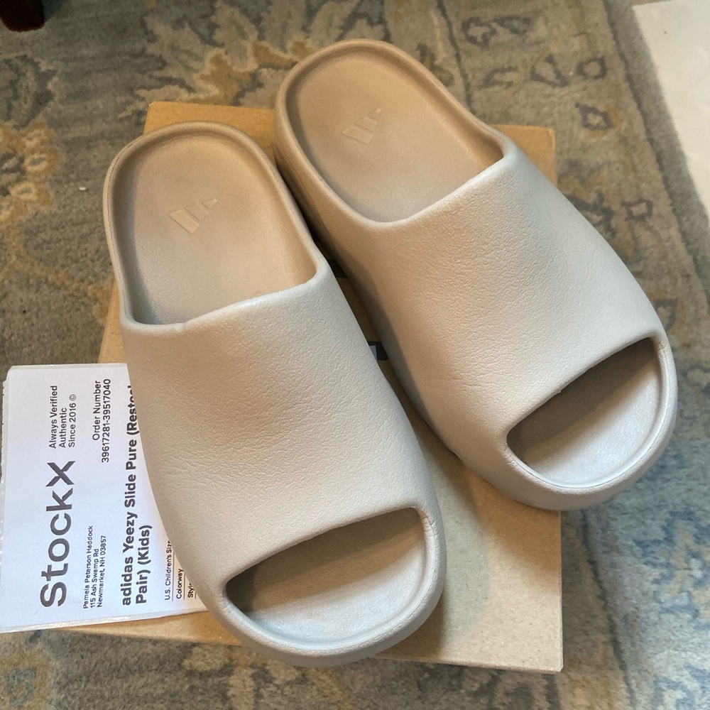 Yeezy (kids) Slide, color: Pure - Size 3Y